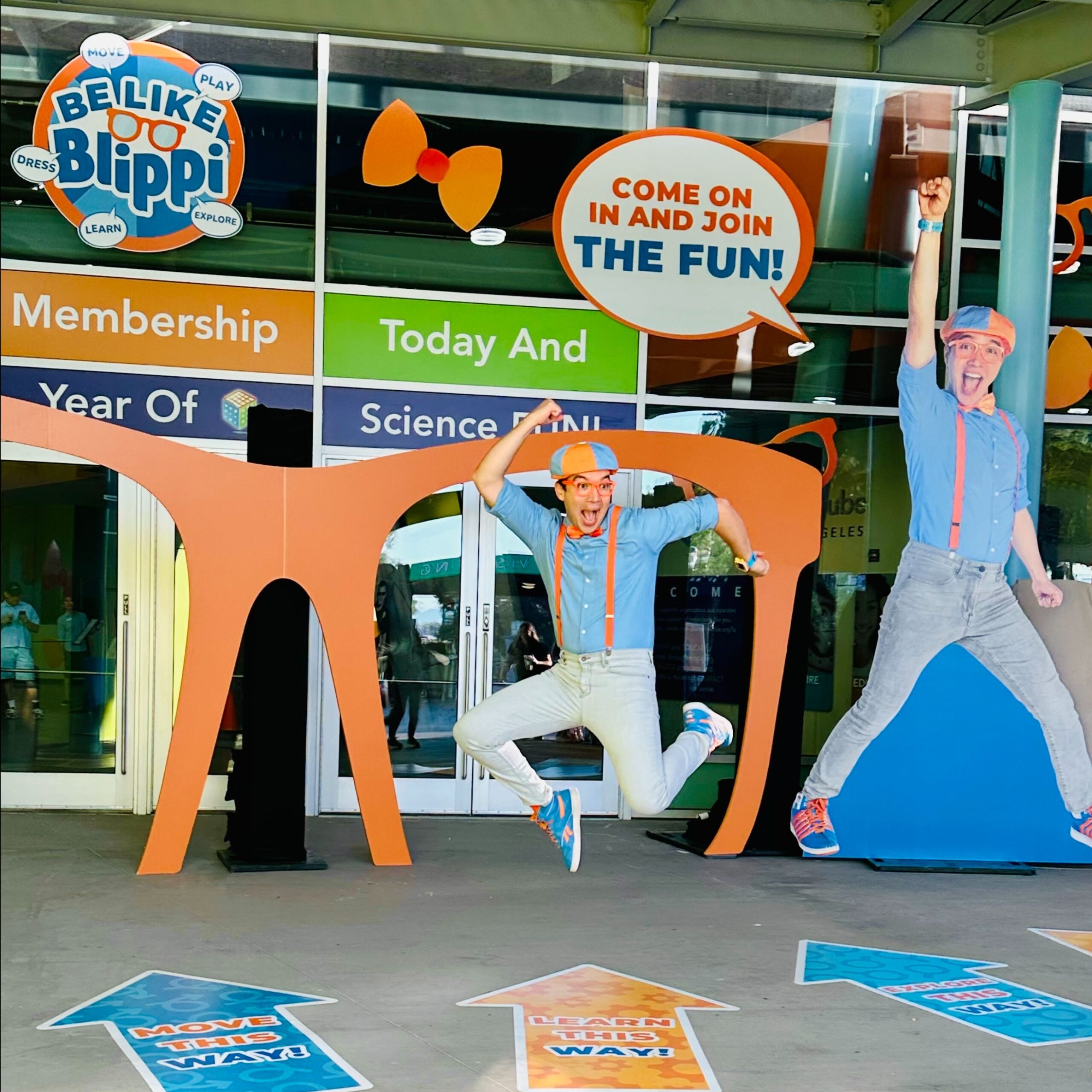 Blippi taking a photo in front of Discovery Cube Los Angeles.